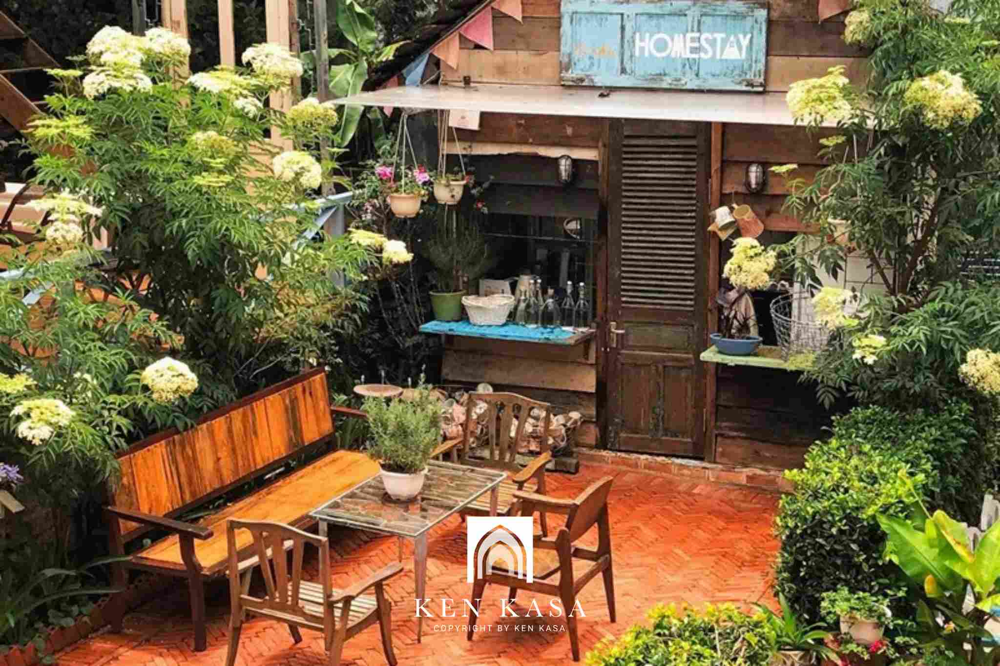 Không gian ngoài trời của homestay nhỏ 